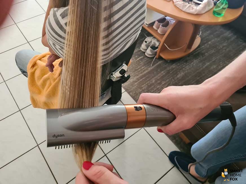 Применение разглаживающей щетки Dyson Airwrap.